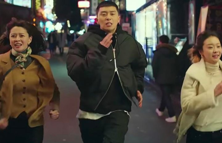 People running from someone